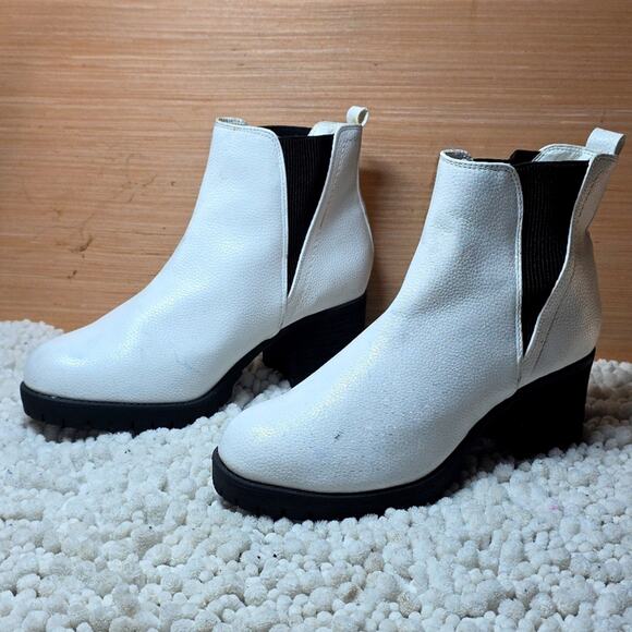 Mia Joddy Pebbled Faux Lethear Women's 11 White Stacked  Heeled Ankle Boots New - Picture 1 of 16